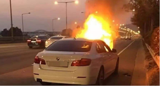 满载乘客的大巴自燃，百万奔驰“疯狂”逼停，乘客：感谢救我一命-