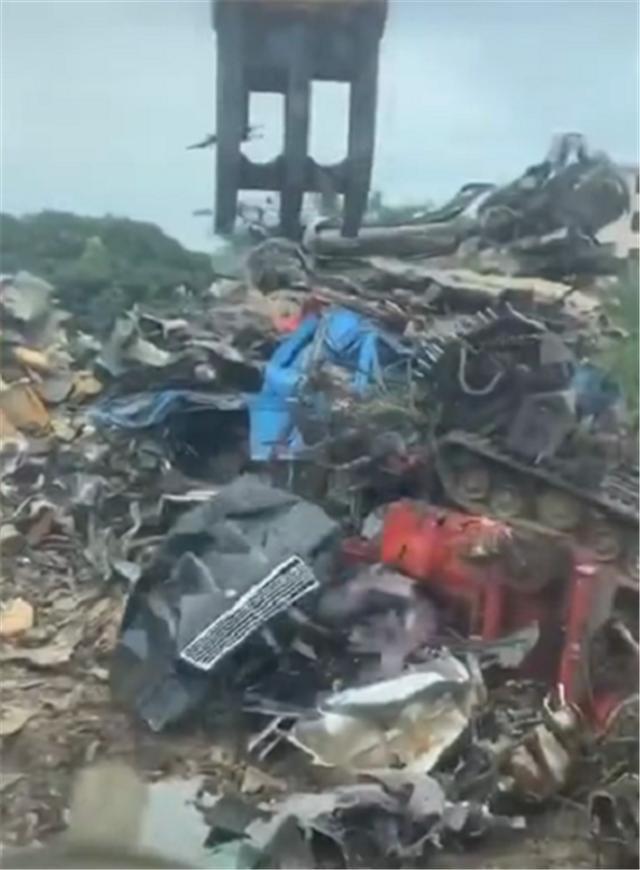 90年代奔驰S500被报废，4.8L排量，曾是当年富豪座驾，今成废铁-