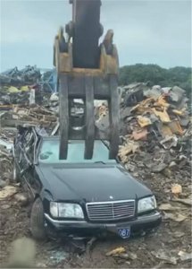 ​90年代奔驰S500被报废，4.8L排量，曾是当年富豪座驾，今成废铁