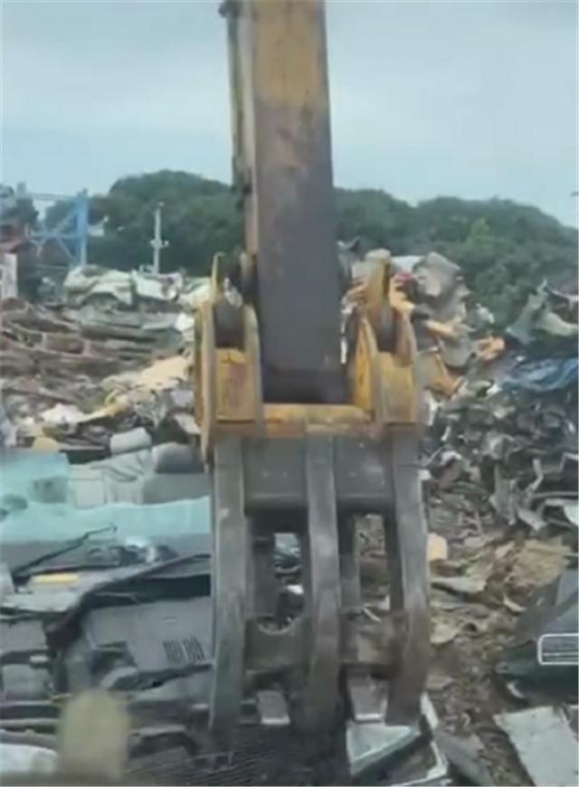 90年代奔驰S500被报废，4.8L排量，曾是当年富豪座驾，今成废铁-