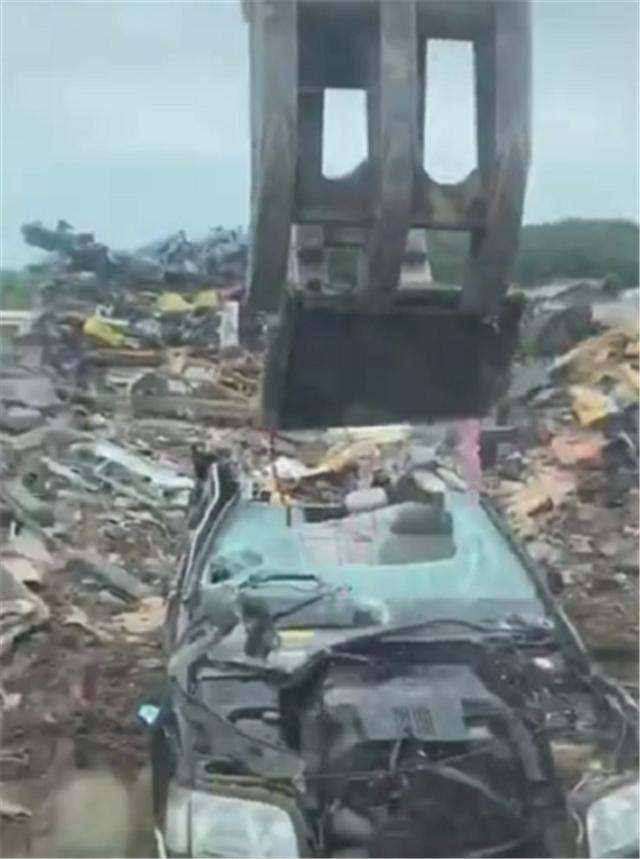 90年代奔驰S500被报废，4.8L排量，曾是当年富豪座驾，今成废铁-