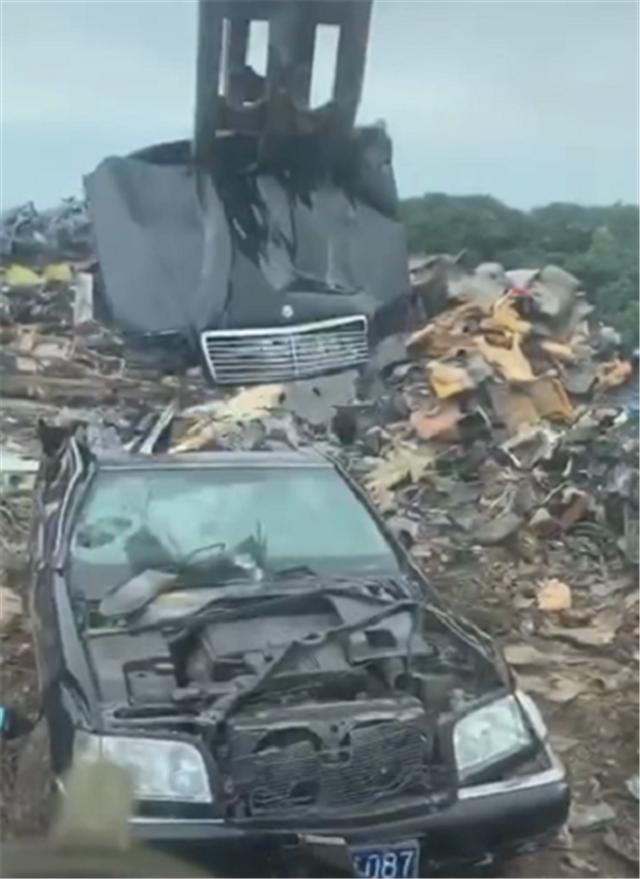 90年代奔驰S500被报废，4.8L排量，曾是当年富豪座驾，今成废铁-