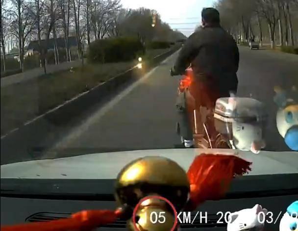 奔驰女司机疑盲驾将老人撞飞51米，两人被判同责-