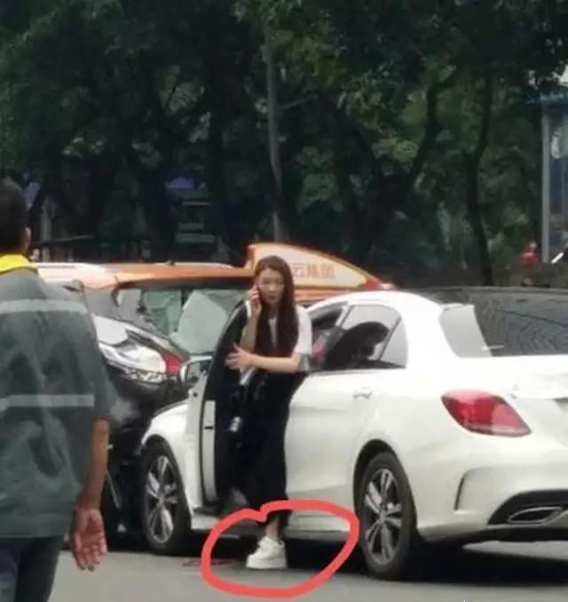 广州奔驰女司机连撞13人，关键时刻主动刹车掉链子？油门当刹车踩-