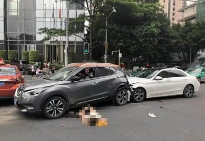 ​广州奔驰女司机连撞13人，关键时刻主动刹车掉链子？油门当刹车踩