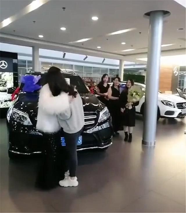 奔驰4S店现一群微商，众人捧花，恭贺提车！网友：拍照一次两百-