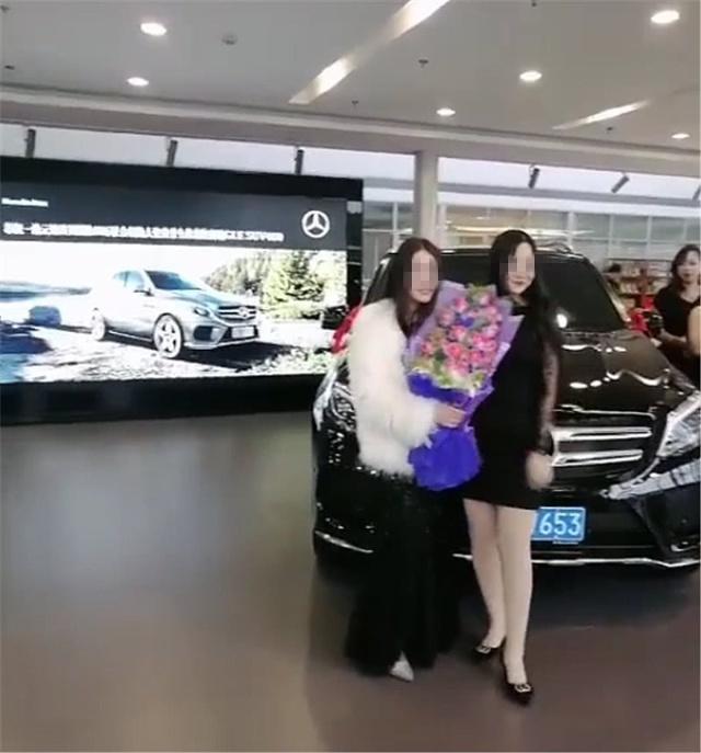 奔驰4S店现一群微商，众人捧花，恭贺提车！网友：拍照一次两百-