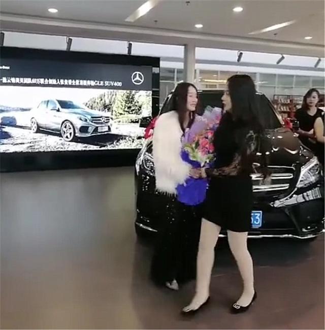 奔驰4S店现一群微商，众人捧花，恭贺提车！网友：拍照一次两百-