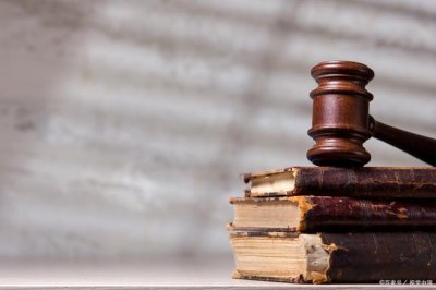 ​女子乘奔驰下乡顺走一只鸭子。网友：这就是她的习惯