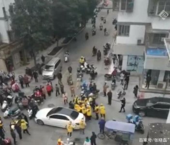 ​奔驰车主疑被十余名外卖员群殴，车主：你命有我车险值钱？