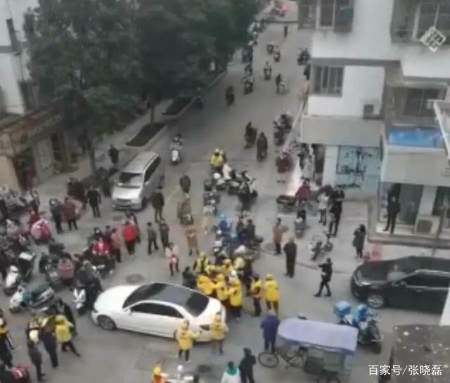 奔驰车主疑被十余名外卖员群殴，车主：你命有我车险值钱？-