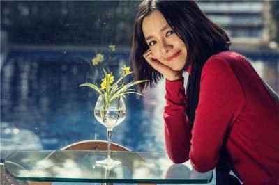 ​43岁棋后诸宸近况：支持丈夫多妻，和卡塔尔外国老公生活幸福