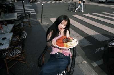 ​虞书欣随性日常街拍 鬼马灵动状态好