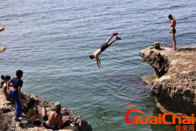 ​跳水失误脸被摔成两半事件-跳水时跳到岸边什么地方导致脸部裂开？