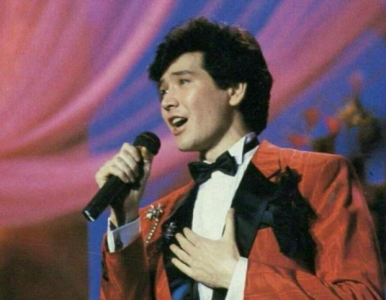 ​父母离婚姐姐去世，歌王费翔只恋不娶的背后，映衬的是童年的悲哀