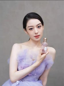 ​郎朗老婆个人资料简介：身材丰满让人羡慕，漂亮是朗朗爱我的标准！