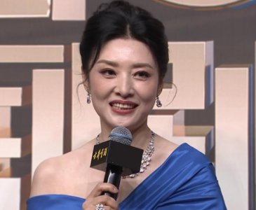 ​这一夜，被笑不露齿的陈妍希惊艳，身材丰满有料艳压群芳