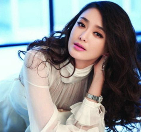 秦岚疑被当众袭胸