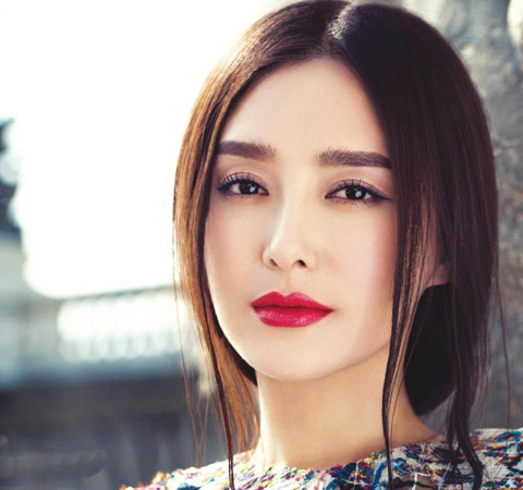 秦岚疑被当众袭胸