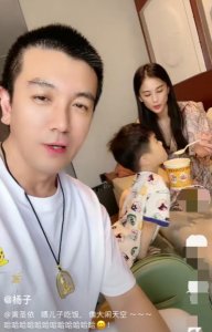 ​黄圣依老公是谁（黄圣依被小儿子弄无奈）