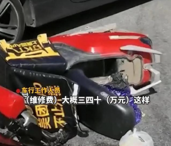 ​外卖小哥撞上劳斯莱斯，对于30多万维修费谁来付网上争论不休
