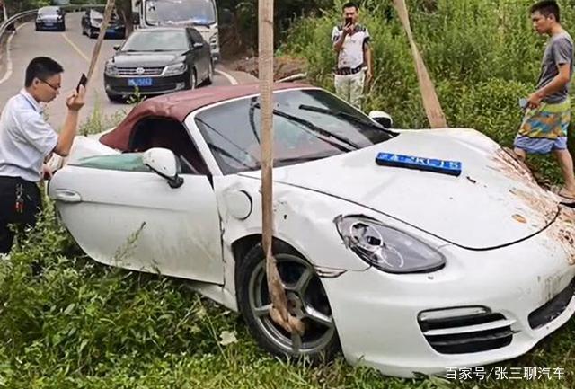 20多万粉丝的网红,驾驶保时捷惨落四脚朝天:几十万没了-