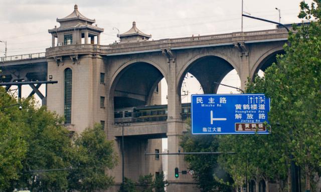 万里长江第一桥，上走汽车、下跑火车，至今已经安全通车六十二年-