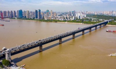 ​万里长江第一桥，上走汽车、下跑火车，至今已经安全通车六十二年