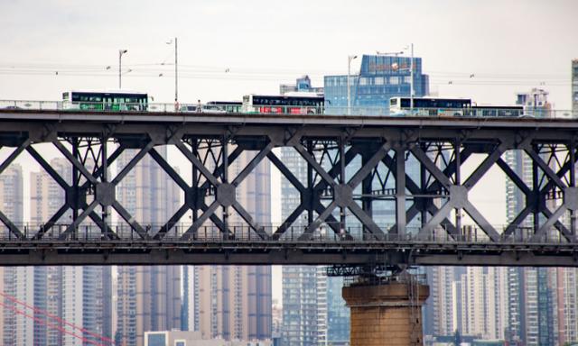 万里长江第一桥，上走汽车、下跑火车，至今已经安全通车六十二年-