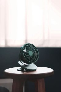 ​电风扇呼呼响风却很小什么原因(电风扇呼呼响风却很小什么原因引起的)