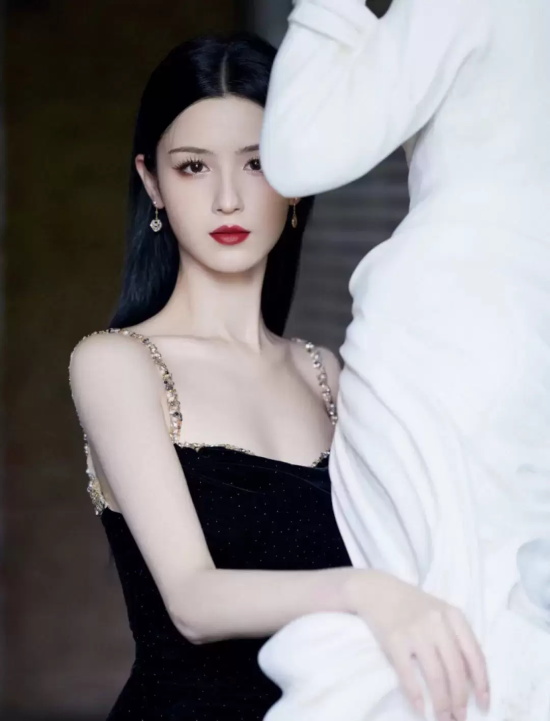 哈尼克孜复古建筑下写真,黑色吊带尽显妩媚性感