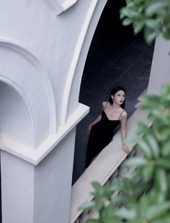 哈尼克孜复古建筑下写真,黑色吊带尽显妩媚性感