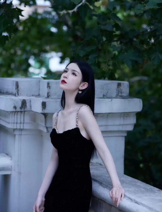 哈尼克孜复古建筑下写真,黑色吊带尽显妩媚性感