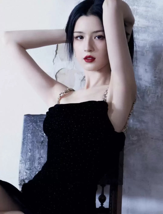 哈尼克孜复古建筑下写真,黑色吊带尽显妩媚性感