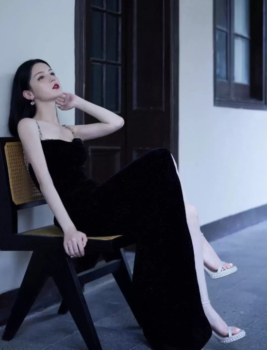 哈尼克孜复古建筑下写真,黑色吊带尽显妩媚性感