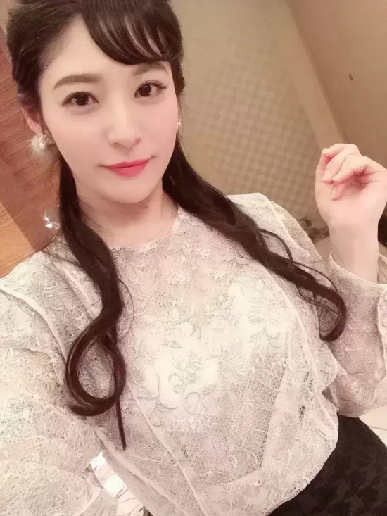 业界的邻家轻熟美女藤浦惠美图分享,极品身材!