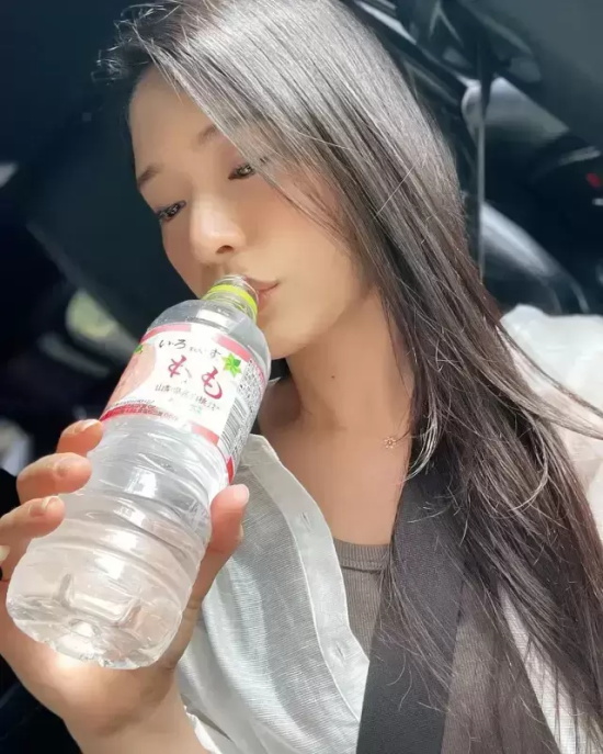 业界的邻家轻熟美女藤浦惠美图分享,极品身材!