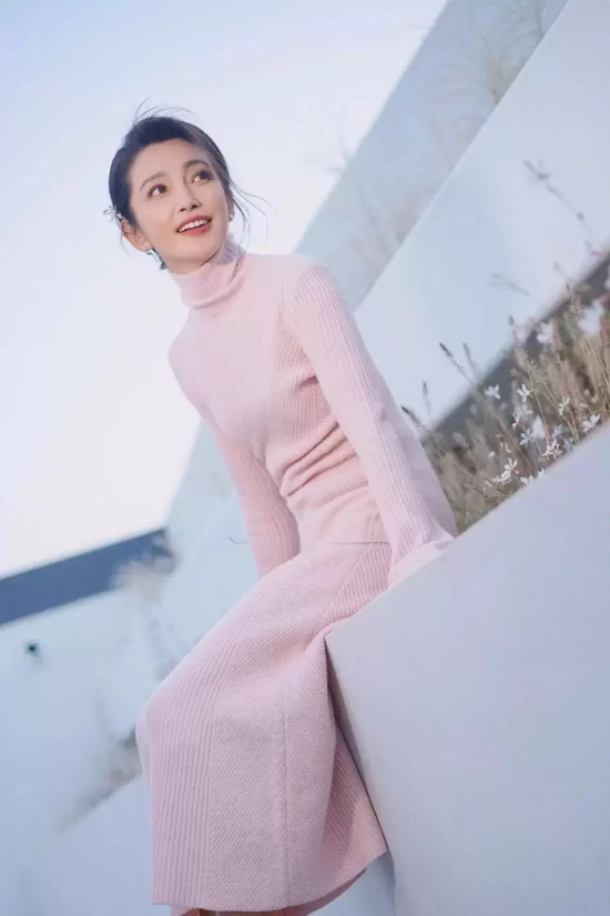 49岁李冰冰穿粉色长裙大秀长腿!雪肤玉貌美得让人窒息