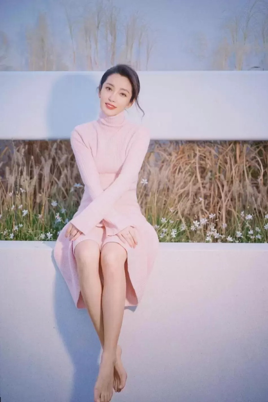 49岁李冰冰穿粉色长裙大秀长腿!雪肤玉貌美得让人窒息