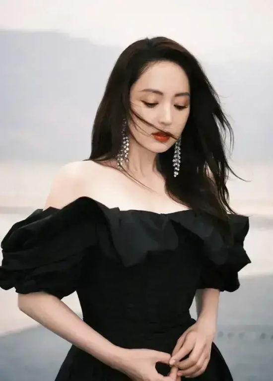 董璇:迷离光影氛围超足的魅惑写真