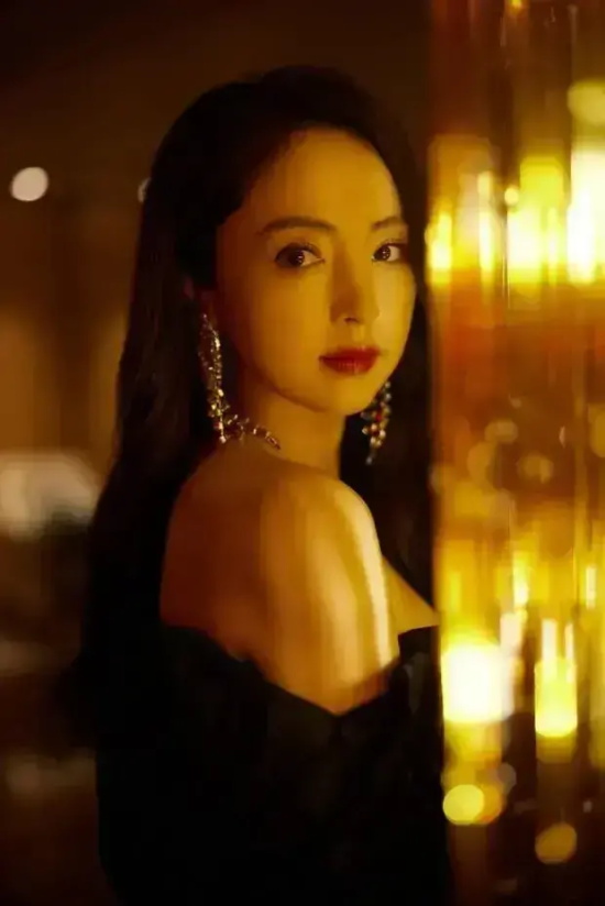 董璇:迷离光影氛围超足的魅惑写真