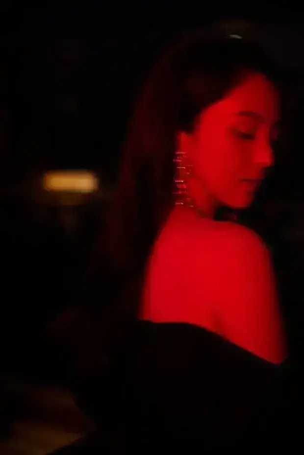 董璇:迷离光影氛围超足的魅惑写真