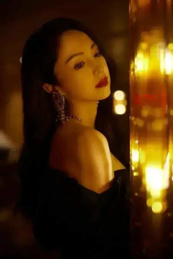 董璇:迷离光影氛围超足的魅惑写真