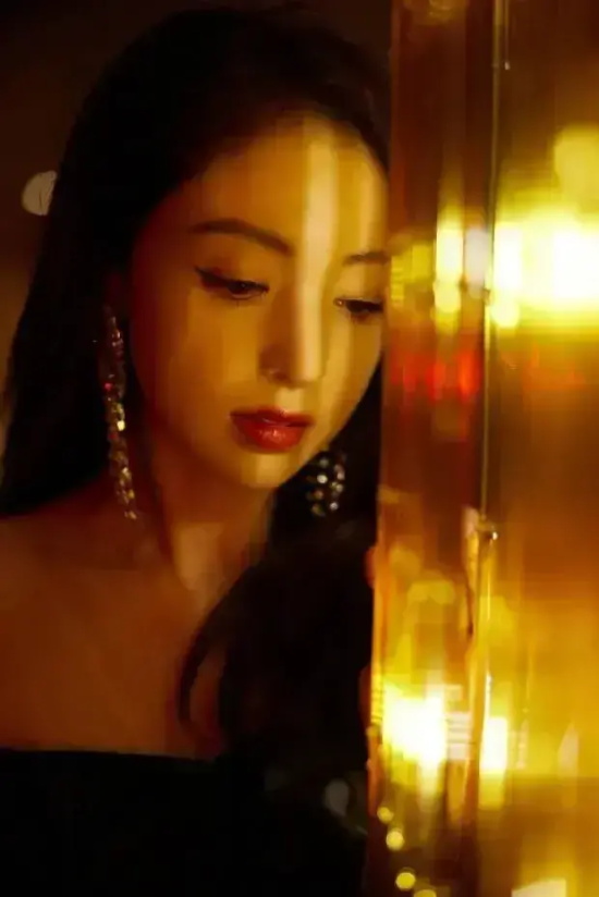 董璇:迷离光影氛围超足的魅惑写真