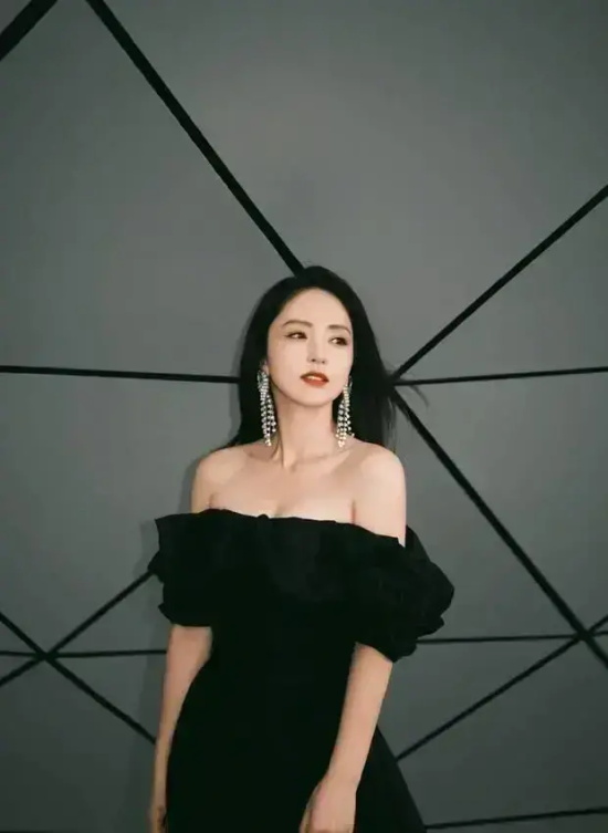 董璇:迷离光影氛围超足的魅惑写真
