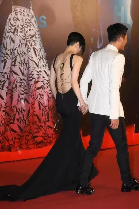 郑秀文穿蛇骨连衣裙写真,超A气场不输超模