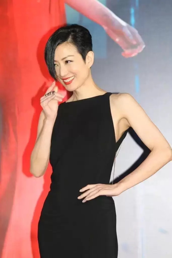 郑秀文穿蛇骨连衣裙写真,超A气场不输超模