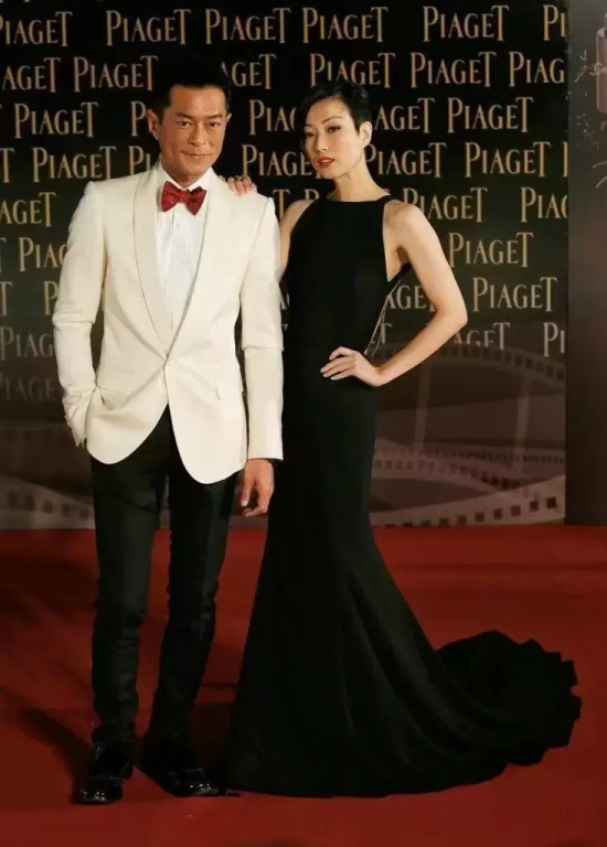 郑秀文穿蛇骨连衣裙写真,超A气场不输超模