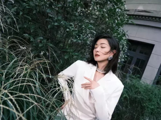 万茜西装连衣裙写真照,干练稳重又不失优雅感