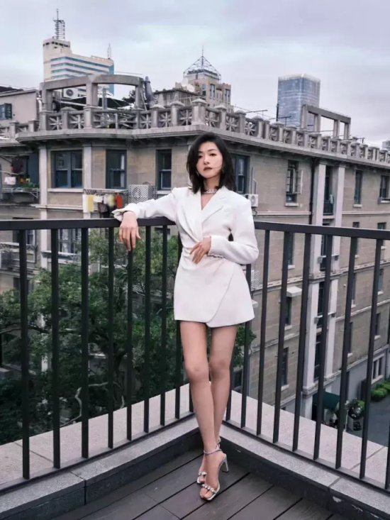 万茜西装连衣裙写真照,干练稳重又不失优雅感